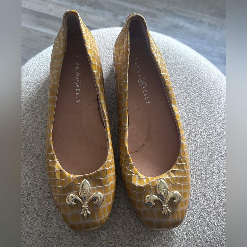 Diana Kelly Yellow and Gold Fleur de Lis Leather Flats Loafers US 7 EU 37